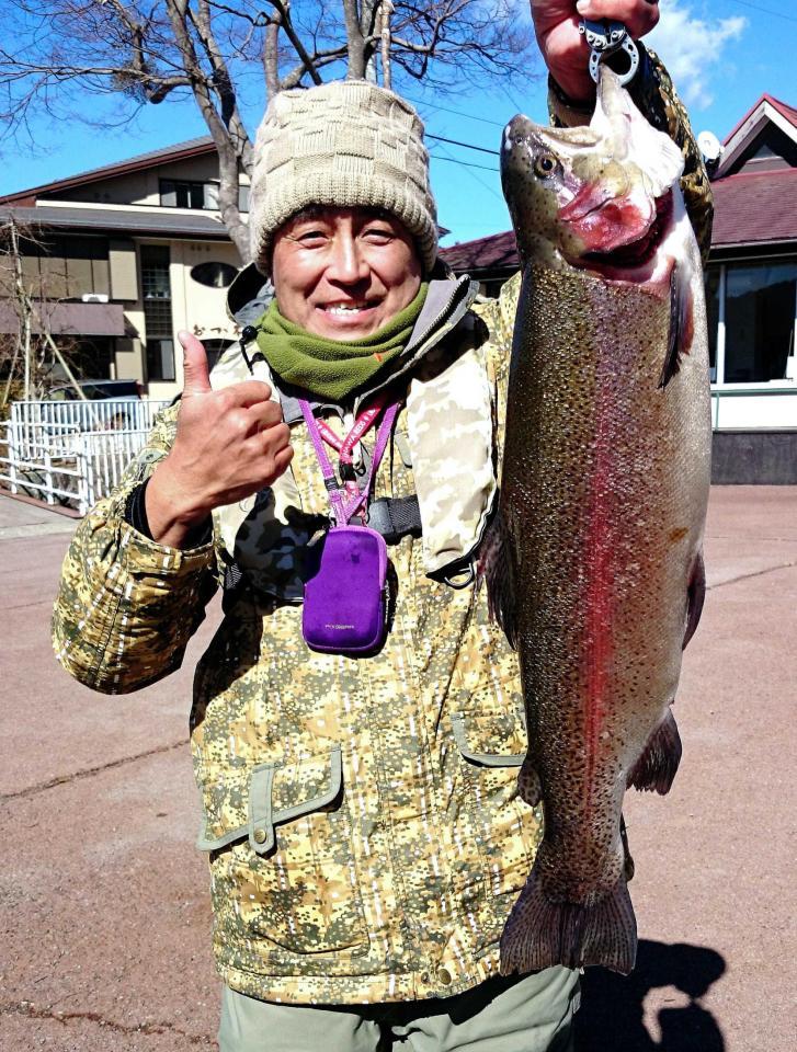　芦ノ湖で７１・７センチ（５・１９キロ）の大型ニジマスを釣って見事に優勝した岩崎裕介さん
