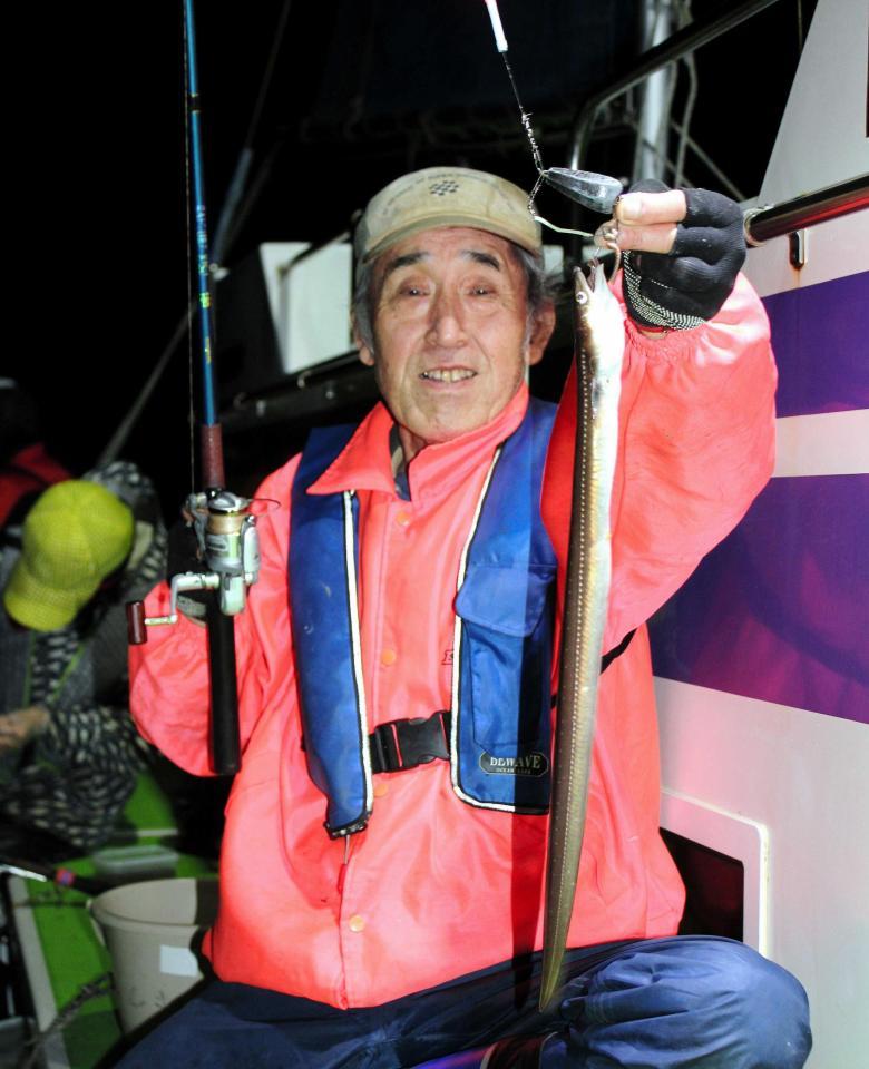 　５３センチの大型アナゴを釣って満足そうな山口勝さん