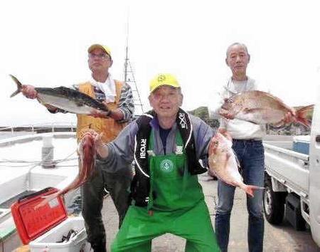　左からワラサ４キロを手にする田島安博さん。マダイ３匹を釣った辻本敏彦さん。マダイ３キロを手にする岩村良平さん。皆さん満足そう！