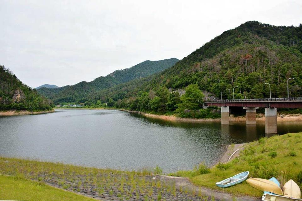 　エン堤から見た蛭沢湖。底釣りポイントはこのエン堤の西側（写真左側）、宙は東側の入り江寄りがいい