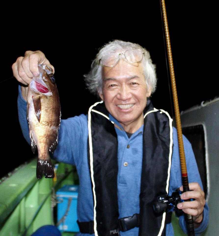 　大型メバル２５センチを釣って笑顔の平野芳隆さん
