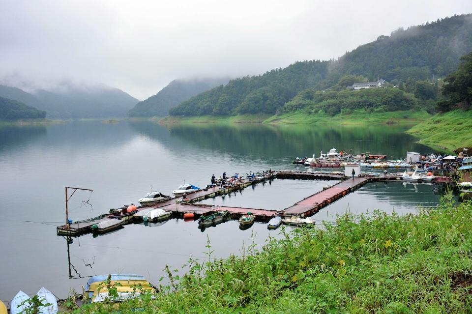 　群馬県側の「神流湖観光ボート」。当日はバスファンの大会も開催されていた