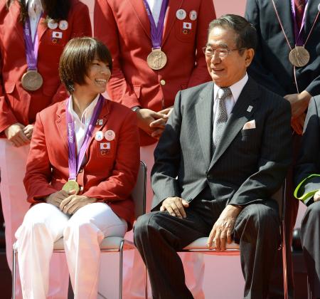 　石原都知事（右）と談笑する松本薫（撮影・棚橋慶太）