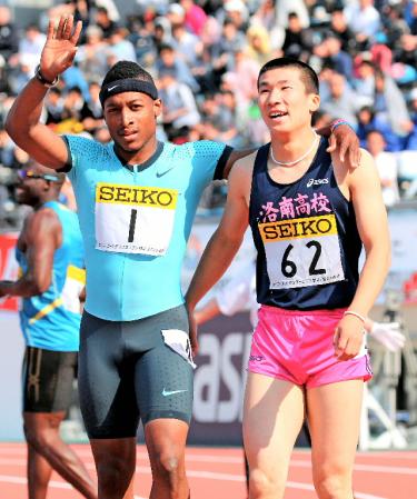 男子１００メートルで４位となり、ゴール後に笑顔を見せる桐生祥秀（右）。左は優勝した米国のマイケル・ロジャーズ＝国立競技場