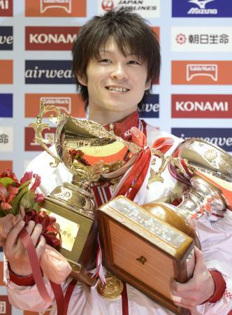 　体操の全日本選手権で男子初の６連覇を達成し、笑顔を見せる内村航平＝国立代々木競技場