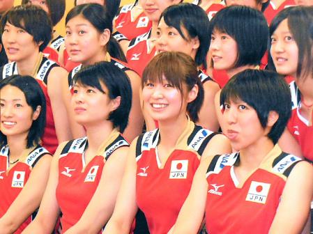 新主将に就任し笑顔を見せる木村（中央）