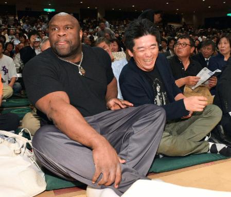 ボブ・サップ（左）と並んで観戦する堀江貴文氏（撮影・持木克友）