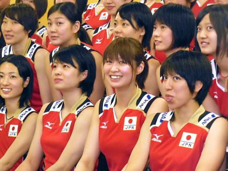 　新主将に就任し笑顔を見せる木村（中央）