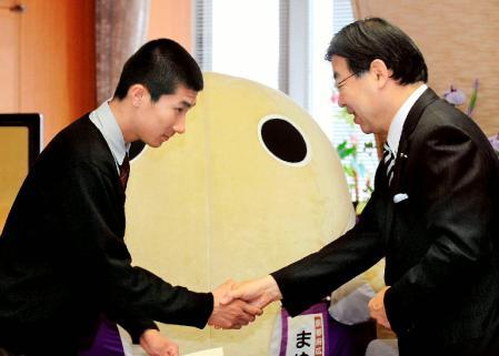 　京都府庁を訪問し、山田啓二知事（右）と握手する桐生祥秀