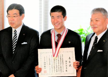 　京都府スポーツ賞優秀賞を授与され、山田啓二知事（左）らと笑顔で記念写真に納まる桐生祥秀（中央）