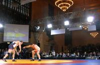 　２０２０年夏季五輪から除外の危機にあるレスリングの存続を訴えるため、ニューヨーク中心部のグランドセントラル駅構内で行われた米国対イランの公開試合（共同）