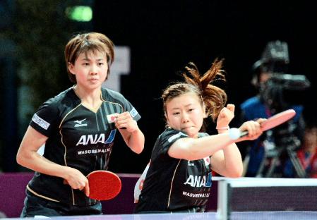 　女子ダブルス３回戦　北朝鮮ペアを４‐０で下した福原（右）、平野組＝パリ（共同）