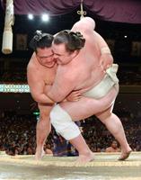 寄り倒しで把瑠都（右）を下し全勝を守った稀勢の里（撮影・持木克友）