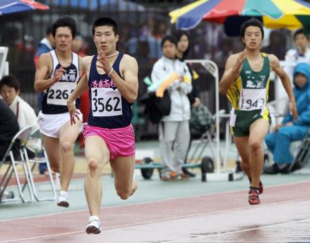 　男子３年生２００メートルで自己新の２０秒５９を記録し、優勝した洛南・桐生祥秀（左から２人目）＝撮影・岡田育磨