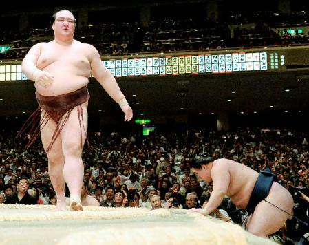 　稀勢の里（左）に押し出しで敗れた豪栄道