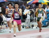 　男子３年生２００メートルで自己新の２０秒５９を記録し、優勝した洛南・桐生祥秀（左から２人目）＝撮影・岡田育磨