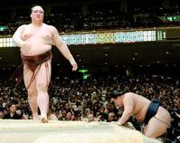 　稀勢の里（左）に押し出しで敗れた豪栄道
