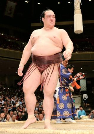 　琴欧洲をきめだしで下しにらみを利かせる稀勢の里（撮影・北野将市）
