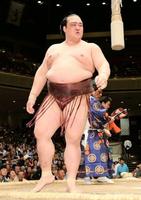 　琴欧洲をきめだしで下しにらみを利かせる稀勢の里（撮影・北野将市）