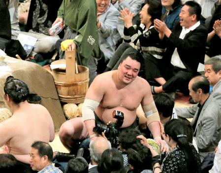 　稀勢の里に敗れ、残念がる日馬富士