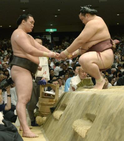 　稀勢の里に力水をつける白鵬