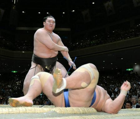 下手出し投げで琴奨菊を下し全勝キープの白鵬＝両国国技館（撮影・田村亮介）