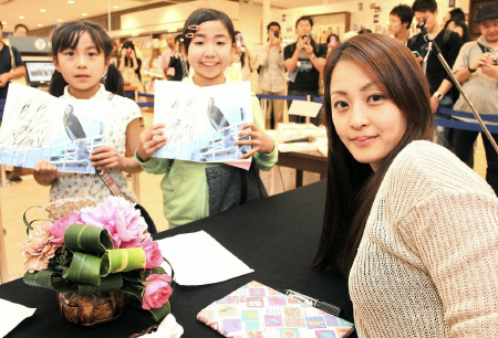 「田中理恵　Ｓｍｉｌｅ」の刊行を記念してサイン会を開いた田中理恵（撮影・飯室逸平）