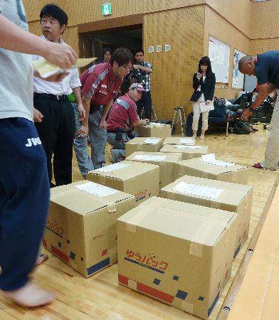　国際レスリング連盟に向けて発送される、２０２０年夏季五輪の実施競技存続を求める署名の入った段ボール箱＝２４日、東京都北区
