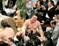 　稀勢の里に敗れ、残念がる日馬富士