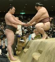 　稀勢の里に力水をつける白鵬