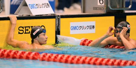 　１００ｍ背泳ぎで優勝した入江陵介（左）と３位の萩野公介（撮影・金田祐二）