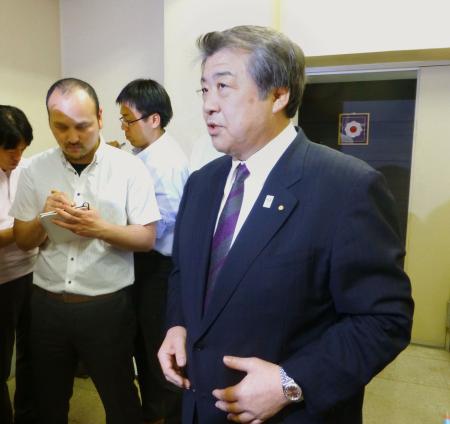 　助成金問題や現職理事のわいせつ行為について、記者の質問に答える全柔連の上村会長