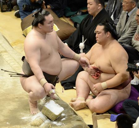 　白鵬（左）の取組を土俵下で待つ稀勢の里（撮影・北野将市）