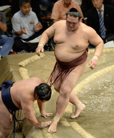 　鶴竜（左）を寄り切りで下す稀勢の里
