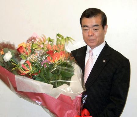 花束を贈られた木村庄之助