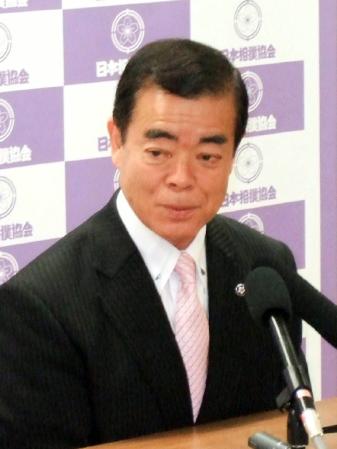 記者会見で行司生活の思い出を語る木村庄之助