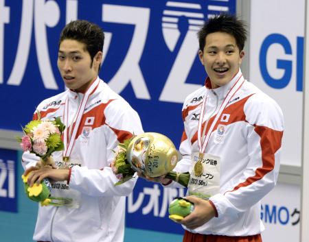 　ロンドン五輪銅メダリストの萩野公介（左）に競り勝ち、表彰台で笑顔を見せる瀬戸大也