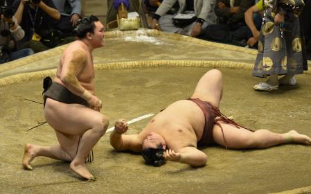 　すくい投げで稀勢の里（右）を下し、優勝に王手をかけた白鵬（撮影・村中拓久）