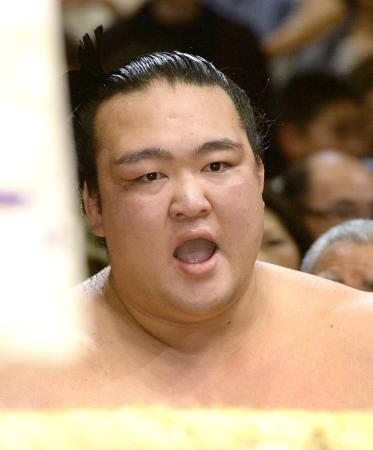 　白鵬に敗れ土俵下でぼう然とする稀勢の里（撮影・北野将市）