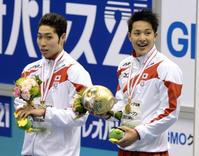 　ロンドン五輪銅メダリストの萩野公介（左）に競り勝ち、表彰台で笑顔を見せる瀬戸大也