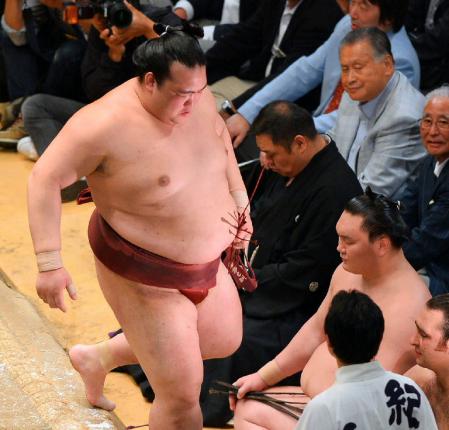 　琴奨菊に敗れ、白鵬の前をがっくりと引き上げる稀勢の里