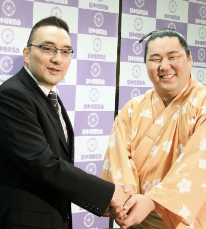 新十両昇進が決まり師匠の錣山親方（左）に祝福される青狼（両国国技館）