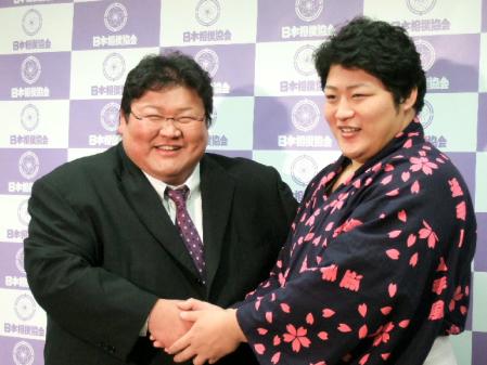 新十両昇進が決まり師匠の追手風親方（左）に祝福される遠藤＝両国国技館