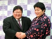 新十両昇進が決まり師匠の追手風親方（左）に祝福される遠藤＝両国国技館