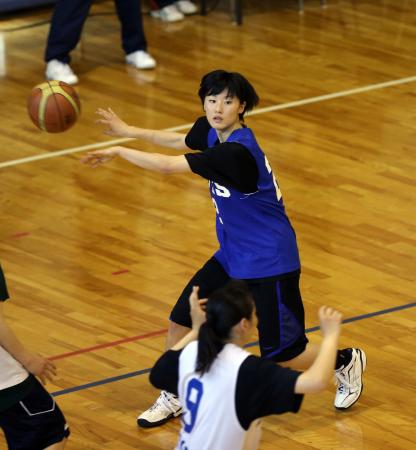 　練習で素早いパスを出す大体大・唐津亜耶＝大体大（撮影・田中太一）