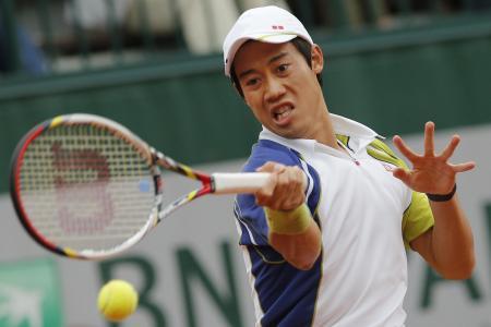 　男子シングルス２回戦でフォアハンドを放つ錦織圭＝パリ（ＡＰ＝共同）