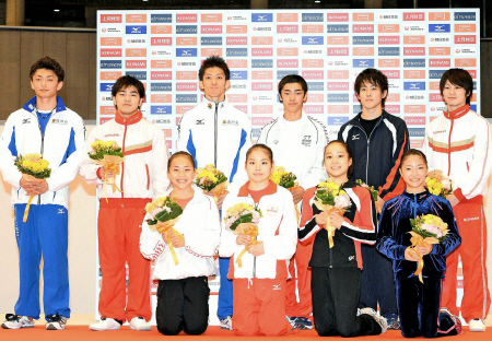 　世界選手権日本代表に決まった（後方左から）亀山、山室、田中、白井、加藤、内村、（前方左から）村上、美濃部、笹田、寺本