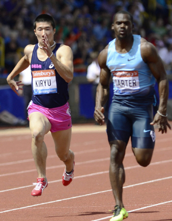 　男子１００メートルで予選落ちした桐生祥秀。右はジャマイカのカーター（共同）