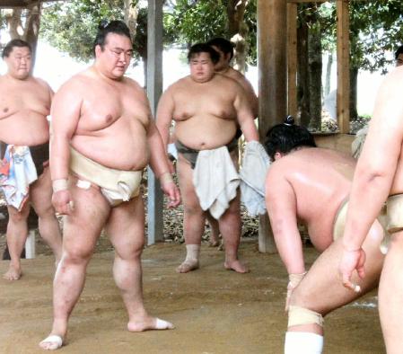 栃煌山（右手前）と三番稽古を行う稀勢の里