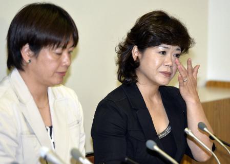 　涙ながらに会見する北田典子理事。左は田辺陽子理事（撮影・村中拓久）